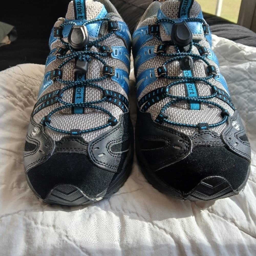 Supportive Athletic Shoes with Sturdy Design